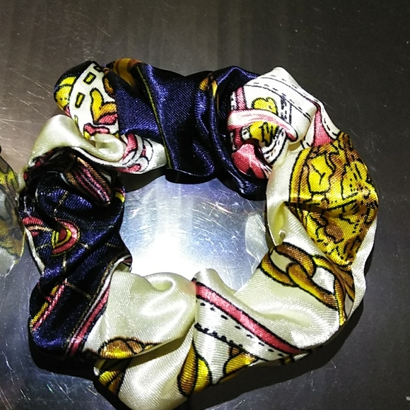 🦁NEW 2 DESIGNER INSPIRED PRINT HAIR SCRUNCHIES - Picture 1 of 4